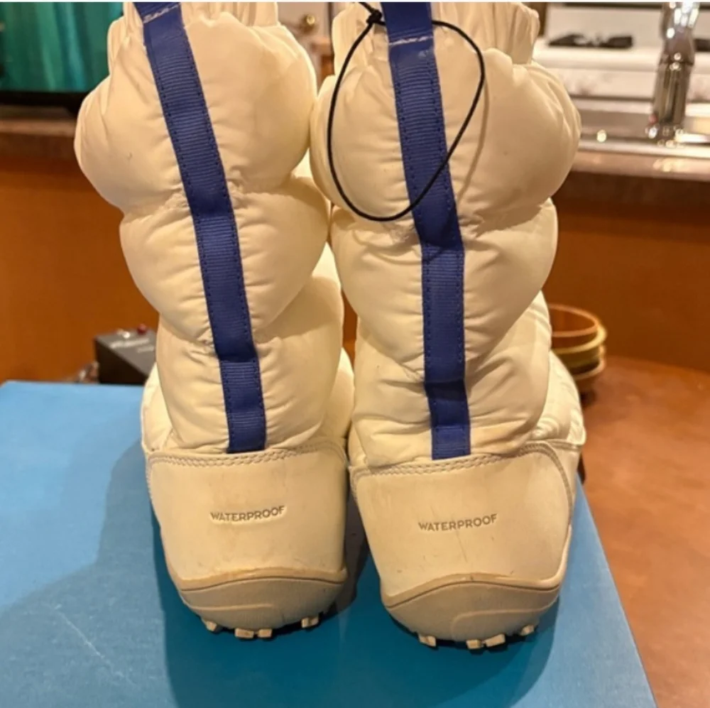 Columbia White Slip On Snow Boots Quilted Puffy Waterproof Insulated Cold Weathe
